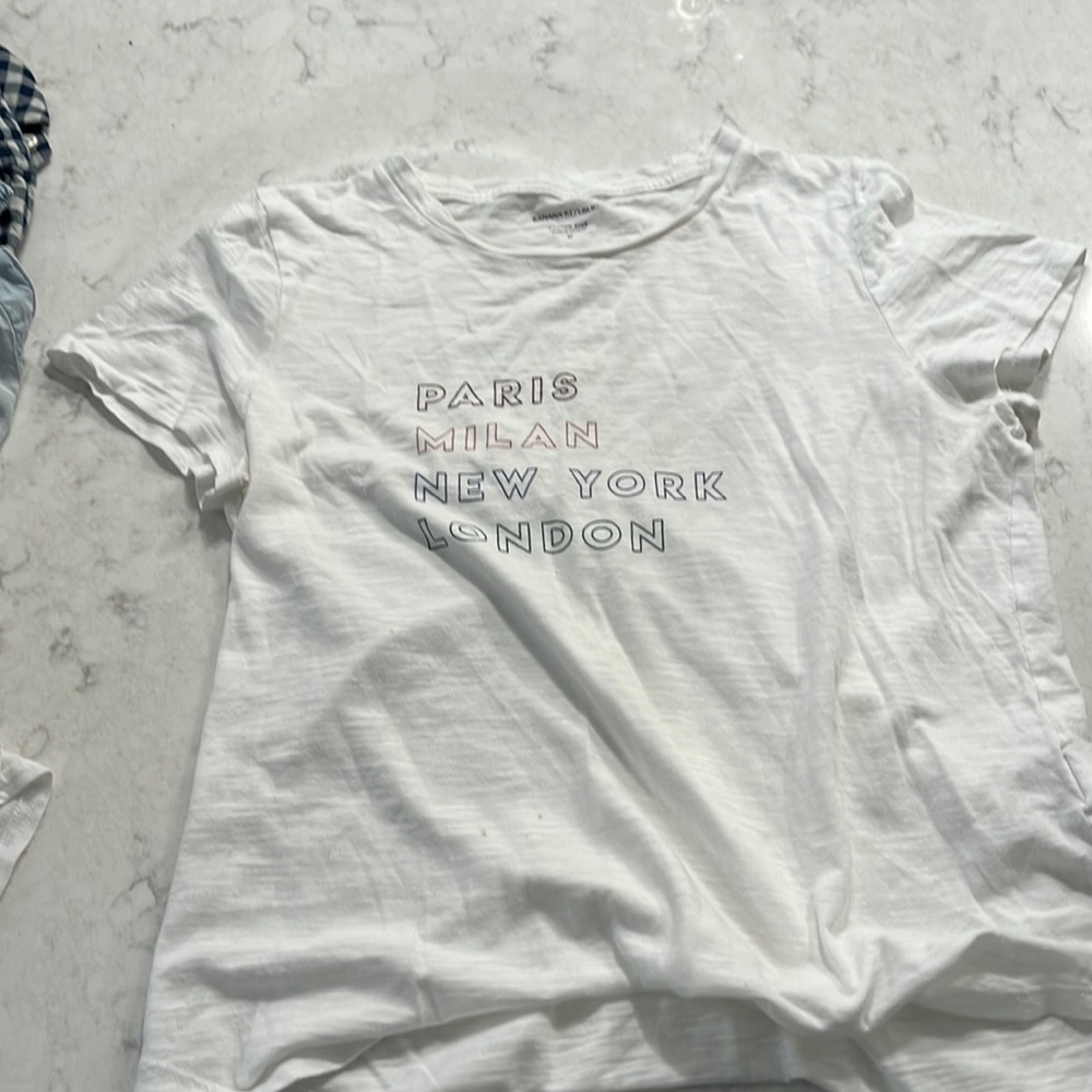 Banana republic women’s white t. Paris Milan New York London. Great with jeans